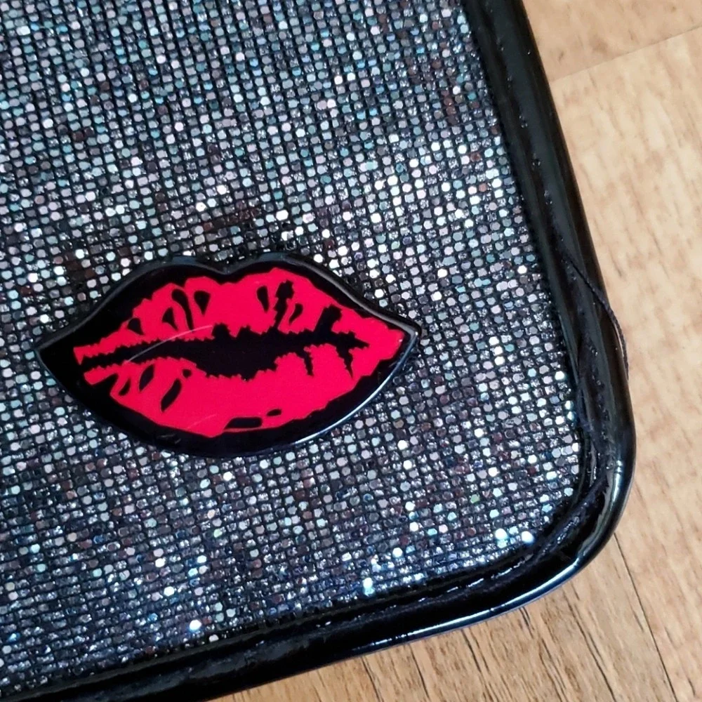 Guang Tong Metallic Silver Glitter Makeup Bag‎ with Lip Charm and Makeup Charms